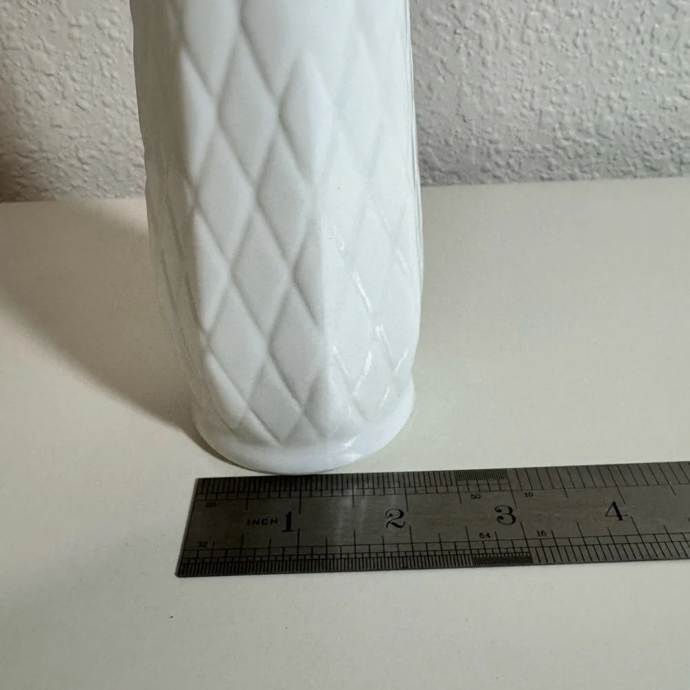 Vintage Quilted/Diamond Cut Bud Vase‎